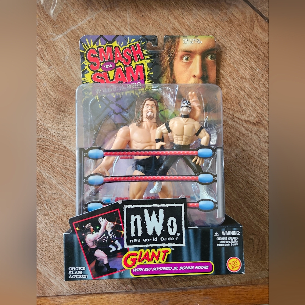 1999 The Giant Smash ‘N Slam with Rey Mysterio Jr. figure by Toy Biz